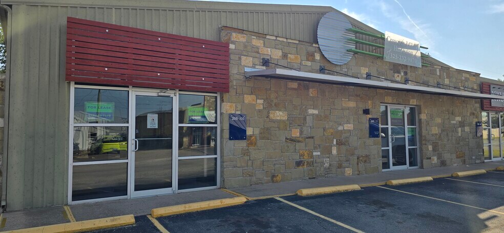 More Photos Of 206 Kings Plz, Granbury Freestanding For Sale