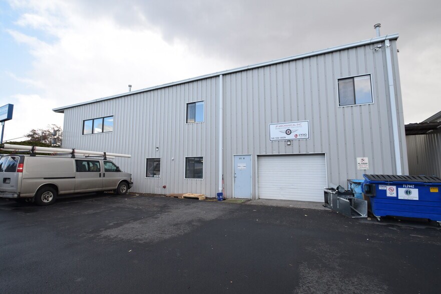 More Photos Of 635 SE Business Way, Bend Showroom For Lease