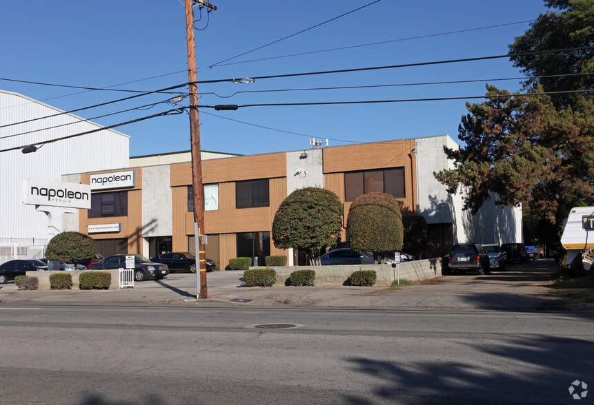 More Photos Of 16823-16825 Saticoy St, Van Nuys Warehouse For Lease