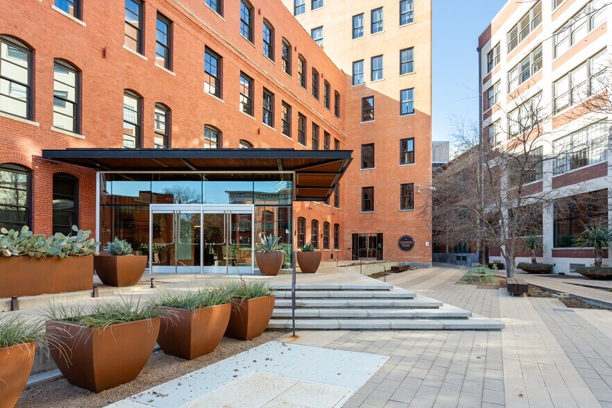 More Photos Of 603 Munger Ave, Dallas Office For Lease