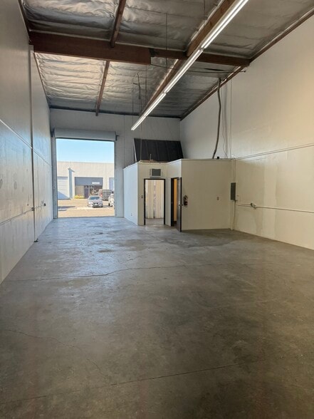 More Photos Of 1390 E Burnett St, Signal Hill Warehouse For Lease
