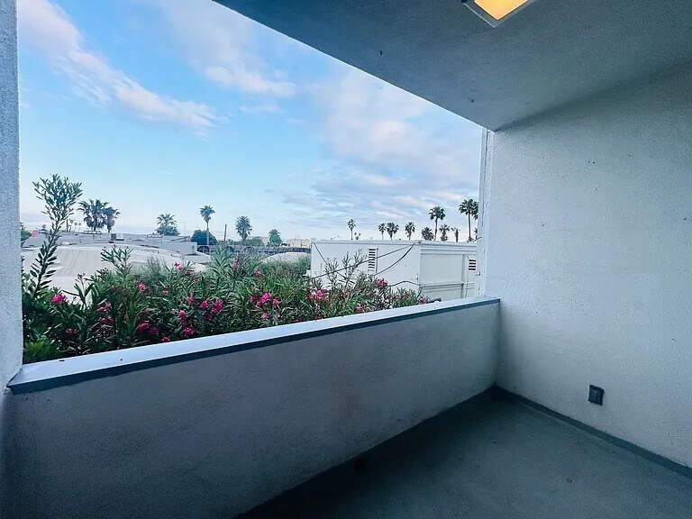 More Photos Of 1137 11th St, Santa Monica Apartments For Sale