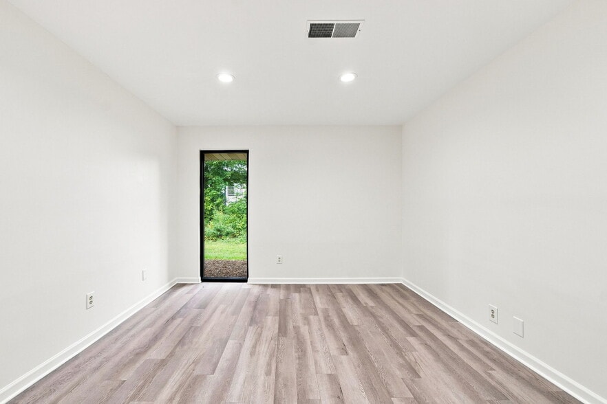 More Photos Of 600 Houze Way, Roswell Medical For Lease