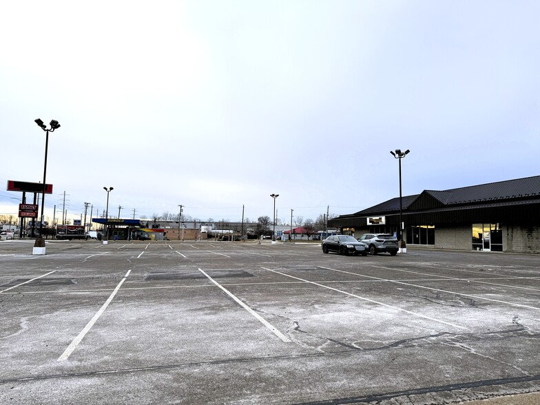 More Photos Of 11811 E 8 Mile Rd, Warren General Retail For Lease
