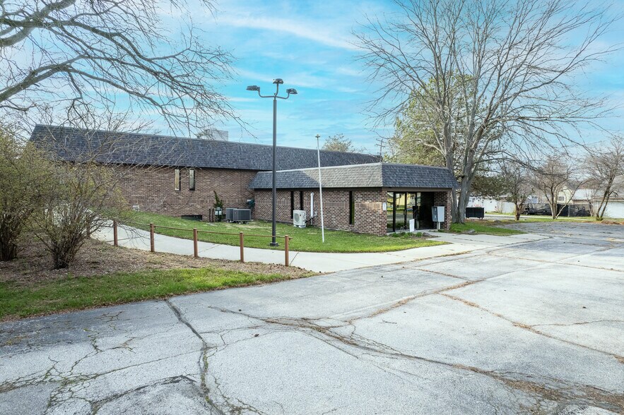 More Photos Of 1255 Engle St, Huntington Light Distribution For Sale