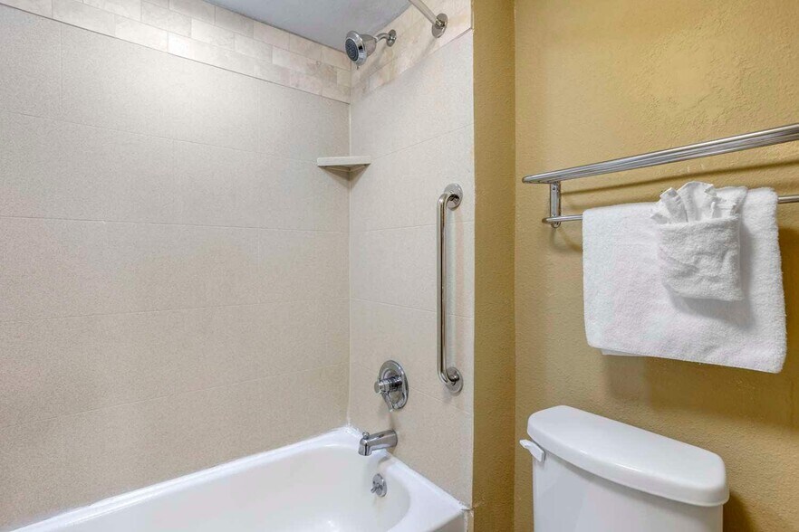 More Photos Of 2911 Gilmore Dr, Jonesboro Hotel For Sale