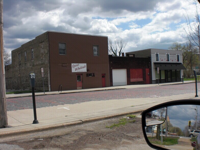 More Photos Of 113 S Washington St, Carbondale Flex For Sale