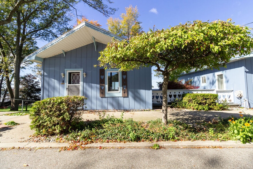 More Photos Of 104 W Houghton Lake Dr, Prudenville Hotel For Sale