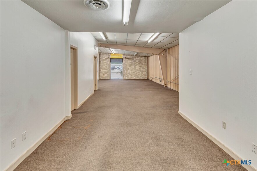 More Photos Of 306 N Wells St, Edna Office For Sale