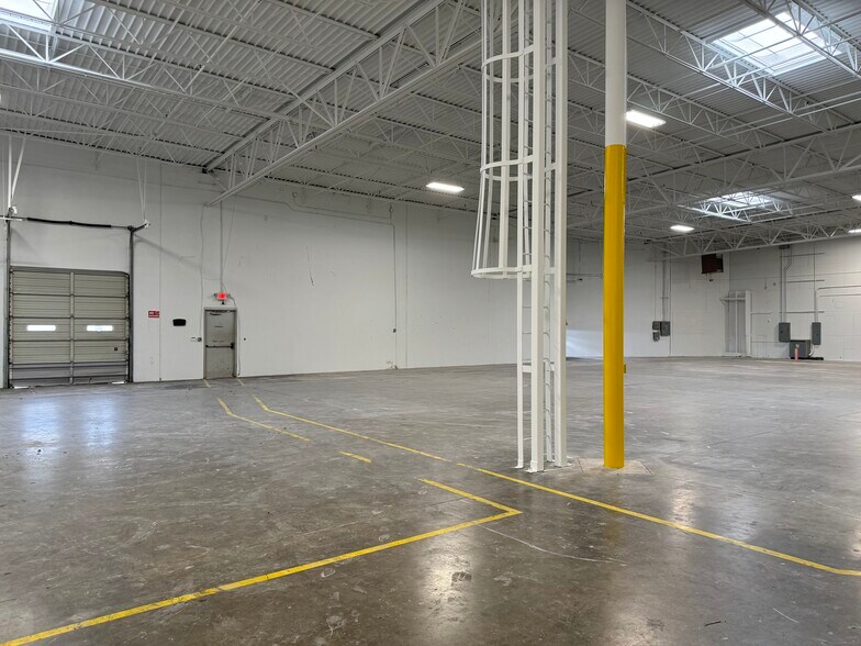 More Photos Of 2853 Dickerson Pky, Carrollton Light Distribution For Lease