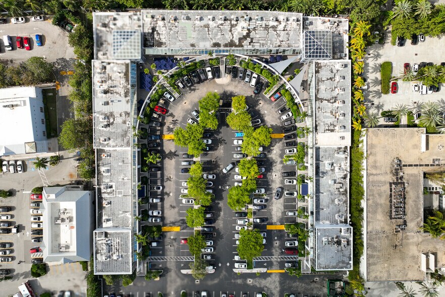 More Photos Of 260 Crandon Blvd, Key Biscayne Bank For Lease