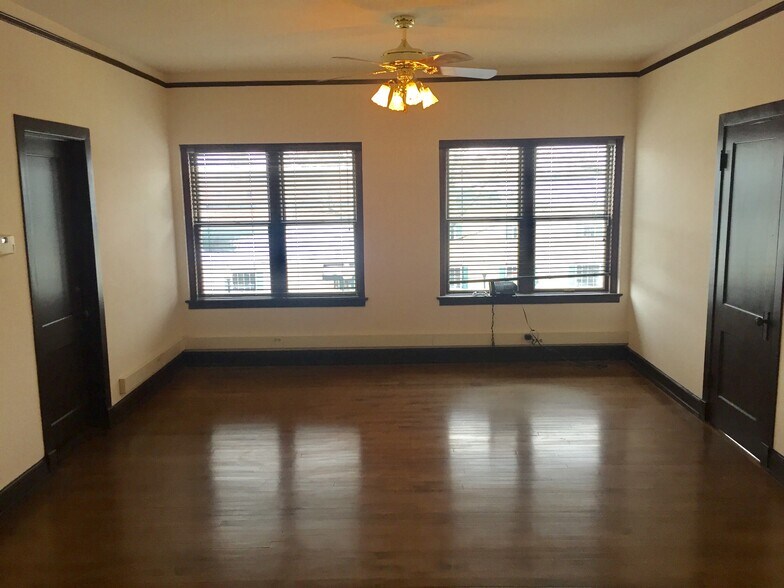 More Photos Of 138 S Main St, Crown Point Office For Sale