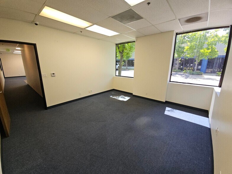 More Photos Of 94 W Cochran St, Simi Valley Research And Development For Sale