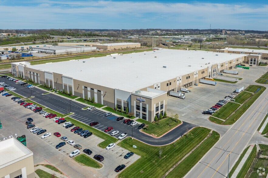 More Photos Of 4400 NW 41st St, Riverside Distribution For Lease