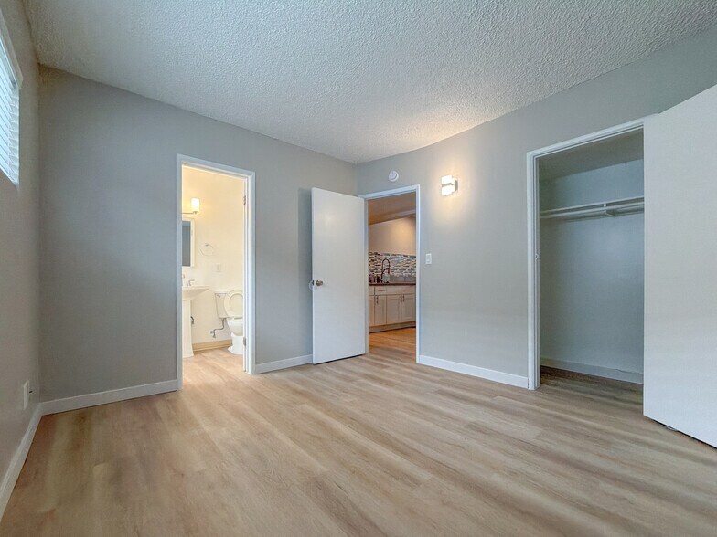 More Photos Of 4546-4550 W 173rd St, Lawndale Apartments For Sale
