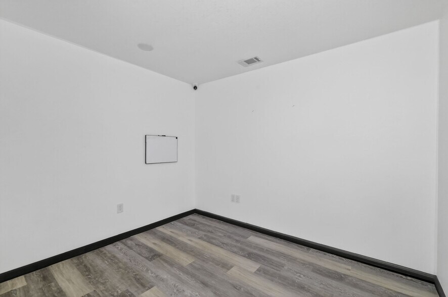 More Photos Of 1130 E North Blvd, Leesburg Freestanding For Lease