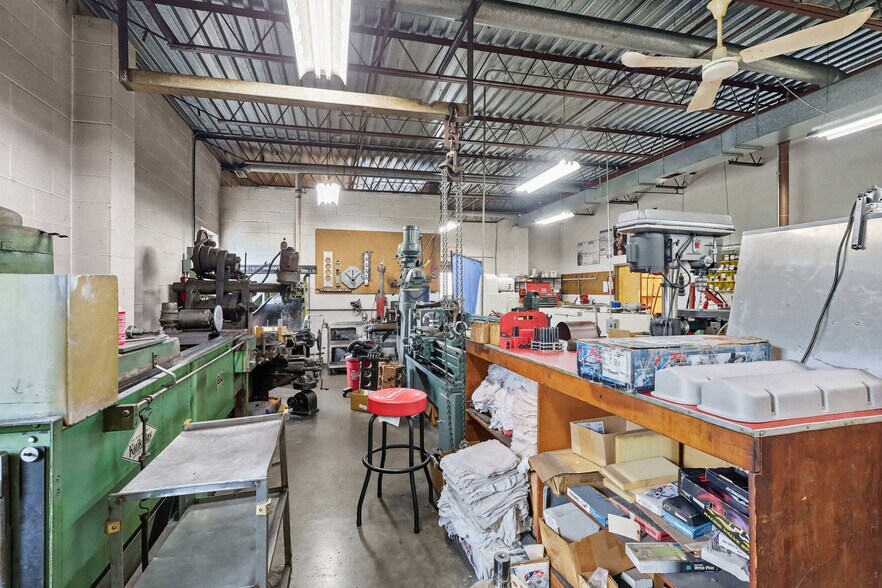 More Photos Of 3006 Avenue of the Cities, Moline Flex For Sale