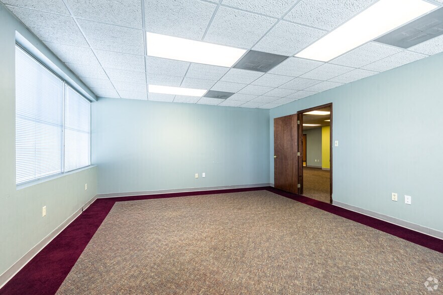 More Photos Of 3737 S Elizabeth St, Independence Office For Lease