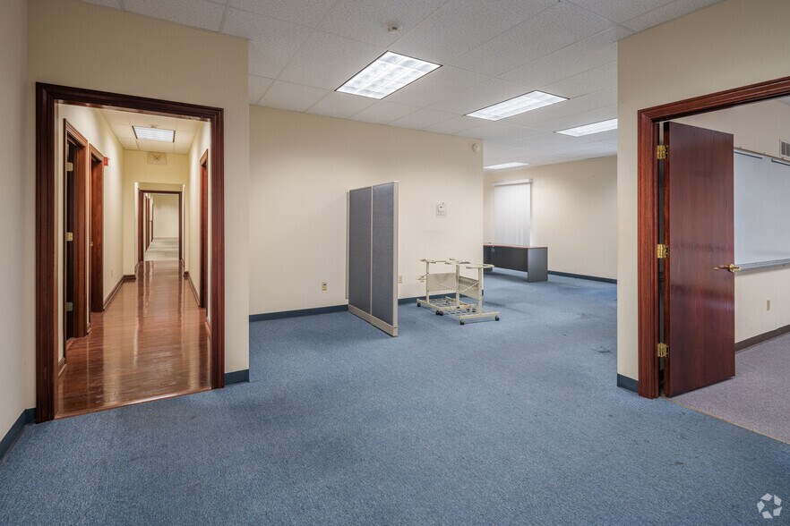 More Photos Of 3890 N Illinois St, Swansea Medical For Lease