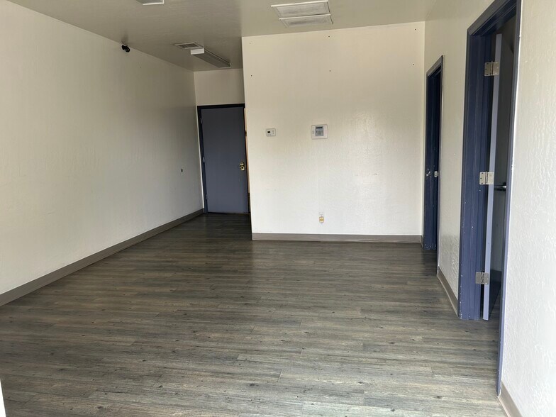 More Photos Of 700 S Bennett Dr, Dewey Warehouse For Lease