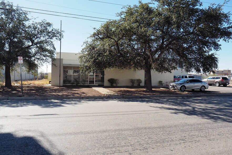 More Photos Of 6980 Market Ave, El Paso Distribution For Sale