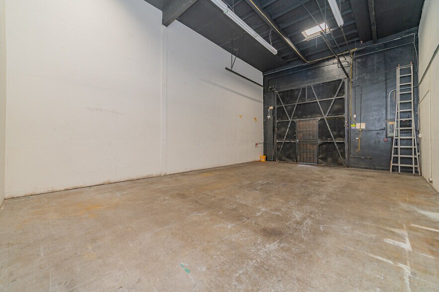 More Photos Of 711 W 17th St, Costa Mesa Light Manufacturing For Lease