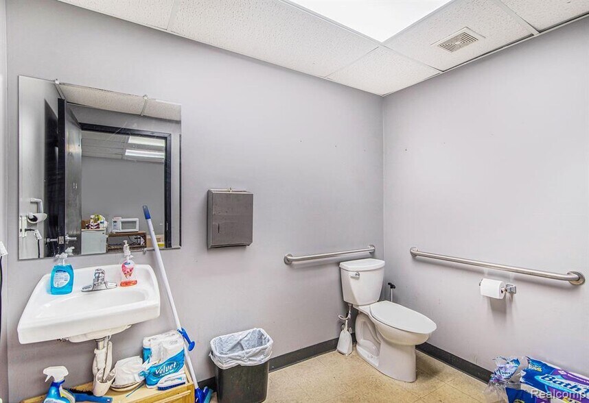 More Photos Of 1323 E Main St, Flushing Light Manufacturing For Sale