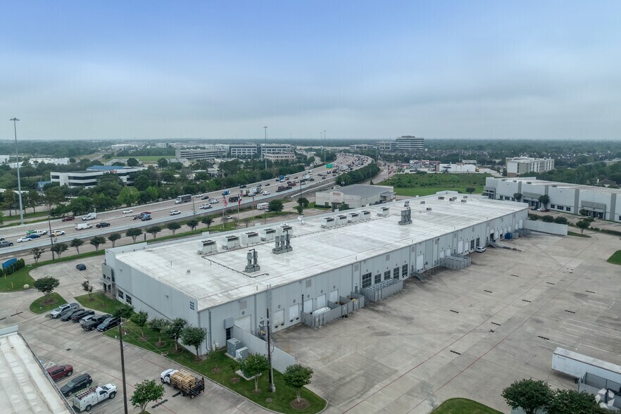 More Photos Of 8846 N Sam Houston Pky W, Houston Warehouse For Lease