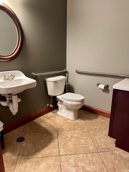 More Photos Of 707 Ridgeview Dr, McHenry Flex For Sale