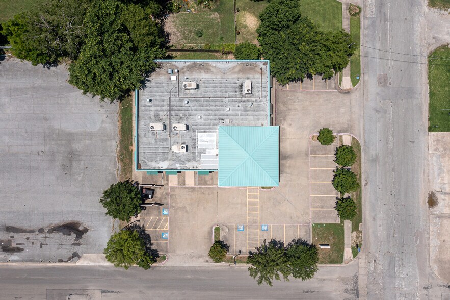 More Photos Of 201 W 5th St, Bonham Medical For Lease