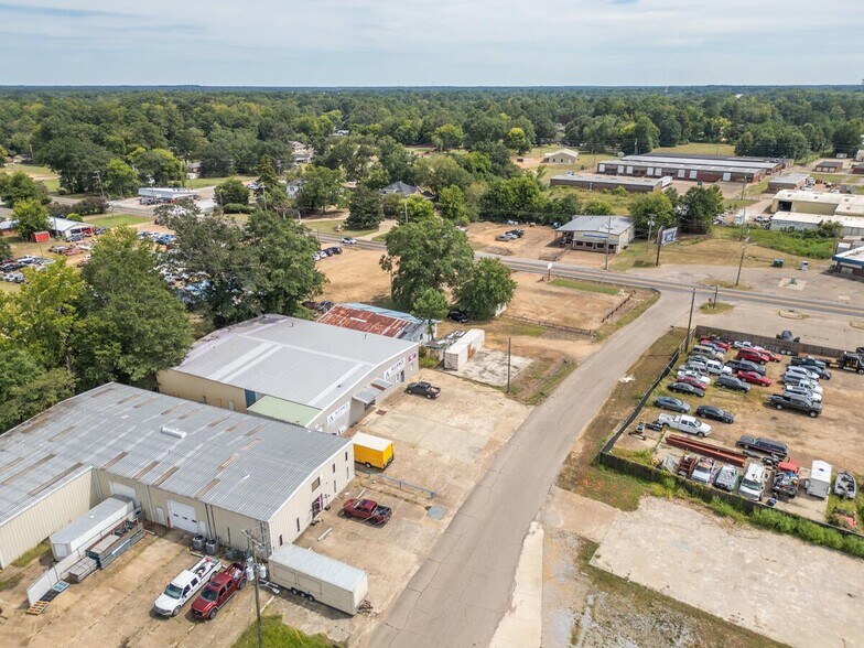 More Photos Of 208 Conway Dr, Columbus Showroom For Sale