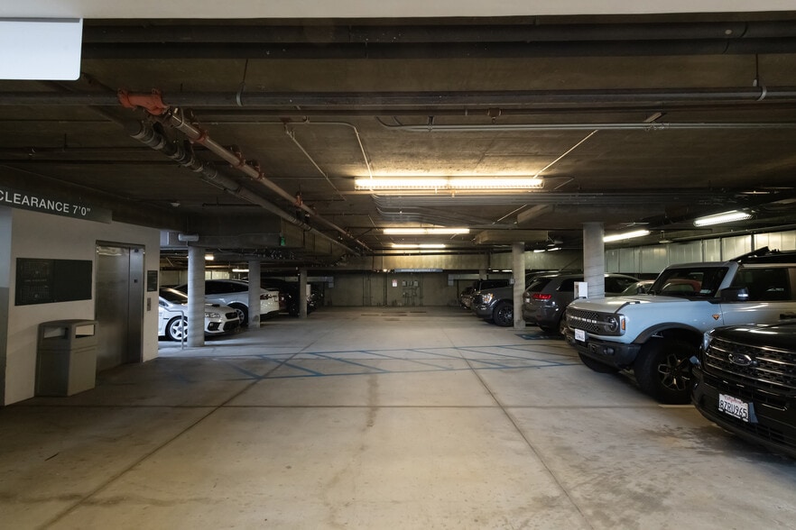 More Photos Of 1300 Highland Ave, Manhattan Beach General Retail For Sale