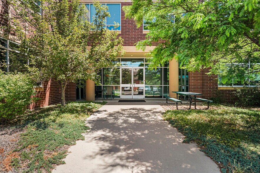 More Photos Of 861 Southpark Dr, Littleton Flex For Lease