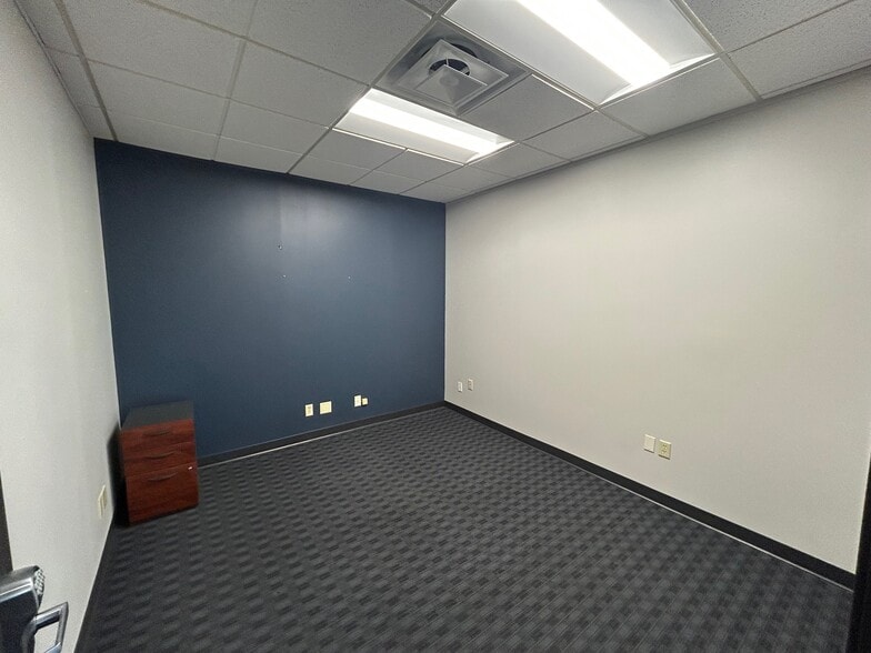 More Photos Of 9011 N Meridian St, Indianapolis Office For Lease