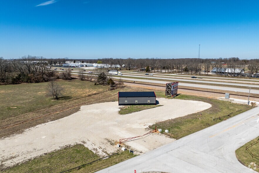 More Photos Of 64 Paradise Rd, Strafford Light Manufacturing For Sale