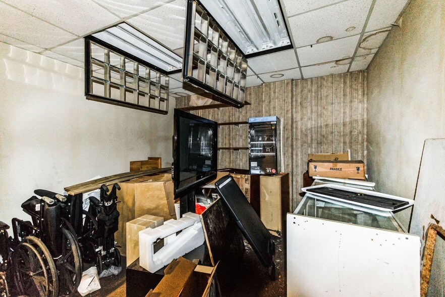 More Photos Of 200 W 4th St, Plainfield Light Distribution For Lease