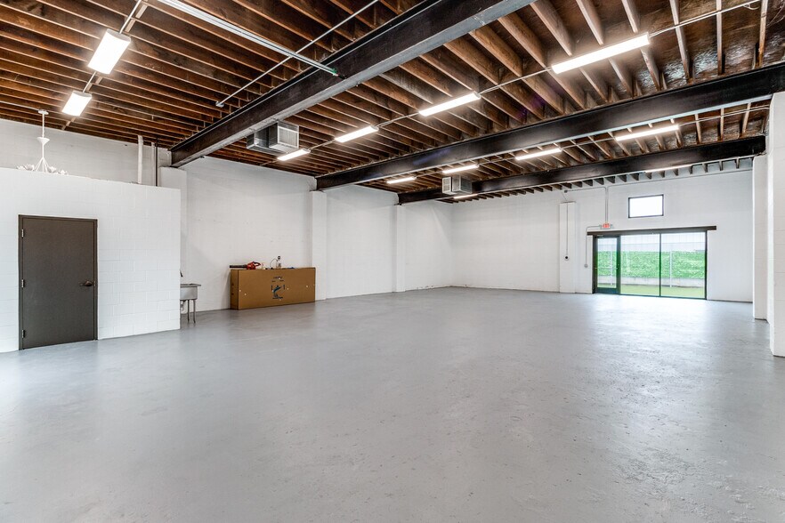 More Photos Of 4840 Memphis St, Dallas Warehouse For Sale