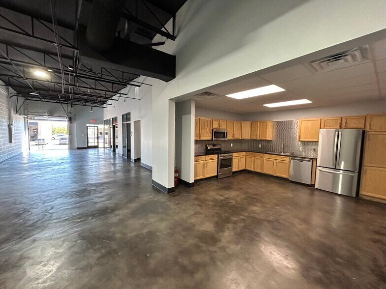 More Photos Of 1345 Conant St, Dallas Flex For Lease
