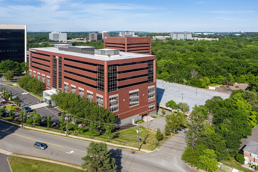 More Photos Of 343 Thornall St, Edison Office For Sale