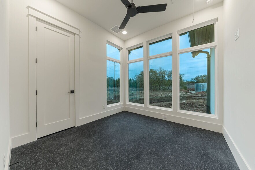 More Photos Of 7505 E US Highway 290, Johnson City Flex For Sale