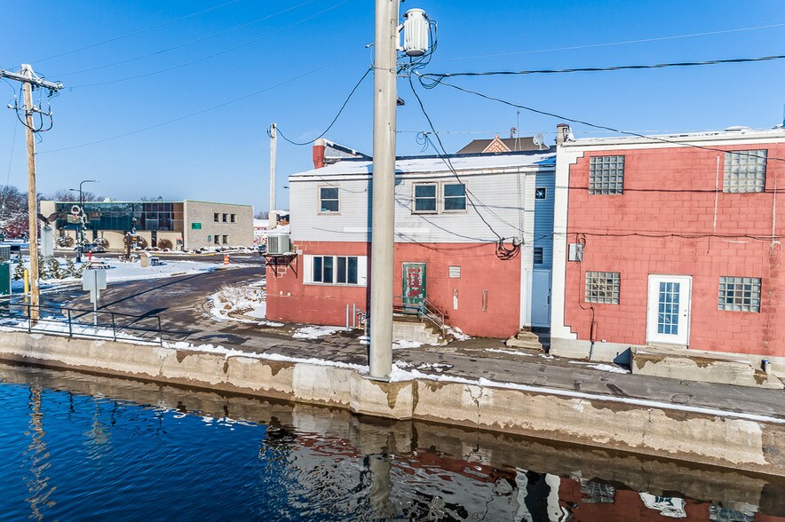 More Photos Of 318 W North Water St, New London Bar For Sale