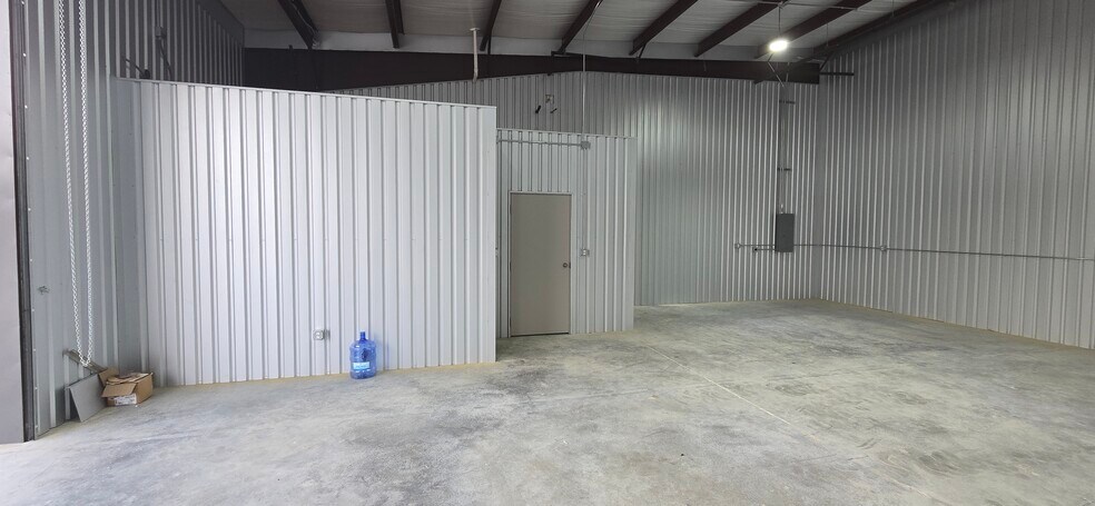 More Photos Of 19021 McKenzie Ln, Porter Warehouse For Lease