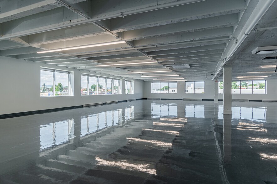 More Photos Of 875 Boul Charest O, Québec Office For Sale