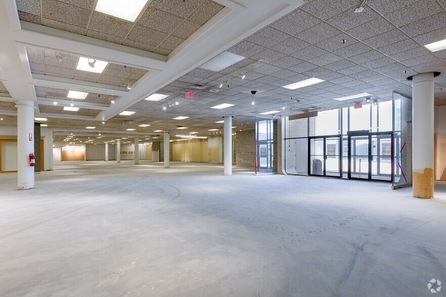 More Photos Of 1995 Southlake Mall, Merrillville Department Store For Sale