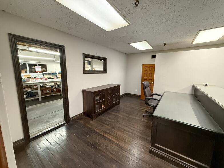 More Photos Of 614-622 S Commerce St, Wichita Warehouse For Sale