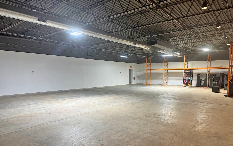 More Photos Of 4357-4359 Highland Rd, Waterford Industrial For Sale