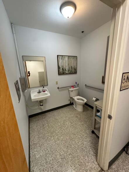 More Photos Of 842 Sunset Lake Blvd, Venice Medical For Sale