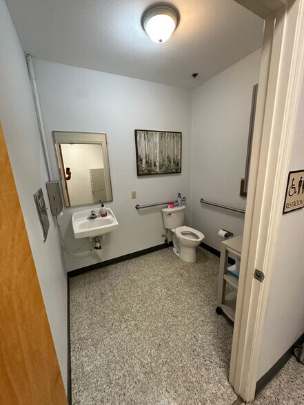 More Photos Of 842 Sunset Lake Blvd, Venice Medical For Lease