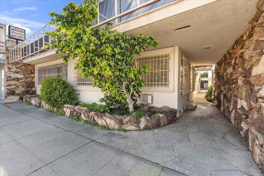 More Photos Of 18032 Ventura Blvd, Encino Medical For Lease