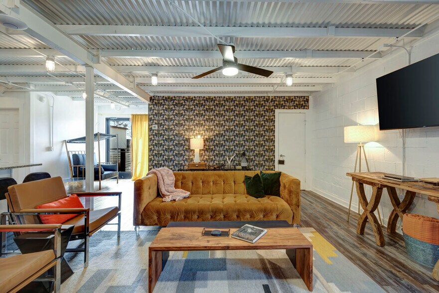 More Photos Of 2420 Cruzen St, Nashville Office For Sale